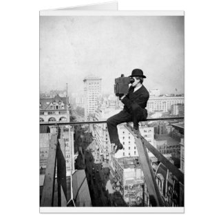 Antikkamera auf einer Stadt hebt Vintages Foto her