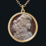 ANTIQUE CAMEO, LADY MIT GRABEN UND GRAPEVINEN VERGOLDETE KETTE<br><div class="desc">Antiker Kammerjuwel mit einem schönen Frauenprofil mit langen Haaren verziert mit Trauben und Trauben für die Weinlese</div>