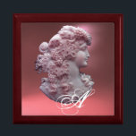 ANTIQUE CAMEO, LADY MIT GRAPEN MONOGRAM ERINNERUNGSKISTE<br><div class="desc">Elegantes altes Cammeo Juwel mit einem schönen Frauenprofil mit langen Haaren verziert mit Trauben und Trauben für die Weinlese mit rosa Edelstein.Teil von " Saisonfrucht ".Dieses elegante Design ist perfekt für Ernährungswissenschaftler,  Dietiker,  Gastronomen,  Gastronomie,  Zubereitung oder Restaurant , Catering , Weinindustrie.</div>