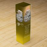 ANTIQUE KAMO, MONDLADY DER NACHT MIT EIGENEM, GELB Wein-Geschenkverpackung<br><div class="desc">Elegantes Monogramm-Design mit Weinangebot "Ich Liebe alles, was alt ist; alte Freunde, alte Zeiten, alte Manieren, alte Bücher, alte Weine." Romantischer antiker Cammeo-Juwel mit einem schönen Frauenprofil mit langen, mit Beeren im Mondlicht verzierten Haaren mit Eule.on Red Ruby Edelstein.. Teil von " Saisonfrucht ".Dieses elegante Design ist perfekt für Ernährungswissenschaftler,...</div>