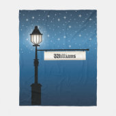 Antiquitätenlampe nachts mit eigenem Familiennamen Fleecedecke (Vorderseite)