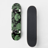 Antiquitätenmuster Schwarz und Grün Skateboard (Vorderseite)