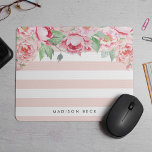 Antiquitätenpeony & Blush Pink Streifen Mousepad<br><div class="desc">Moderne,  blumengeschmückte Mousepad mit pastellfarbenen,  rosa Streifen mit einem Blumenstrauß und Salbei,  von oben blühende Aquarellbäume. Personalisieren Sie Ihre Daten mit einem Namen,  Monogramm oder einer Nachricht mithilfe des angegebenen Felds.</div>