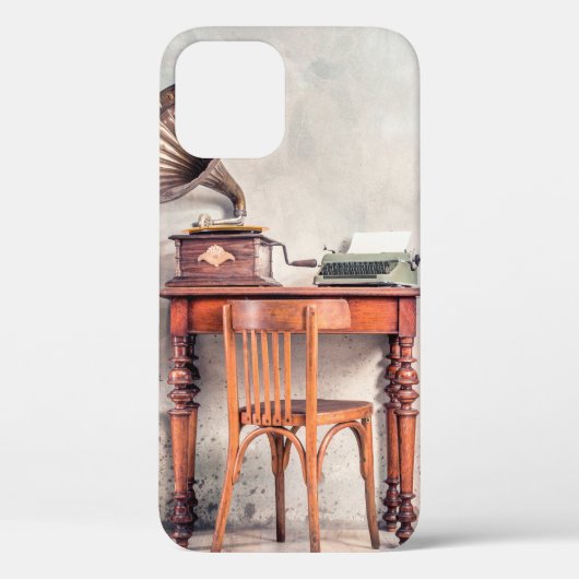 Antiquitätenstuhl, alte Schreibmaschine, Retroradi Case-Mate iPhone Hülle (Rückseite)