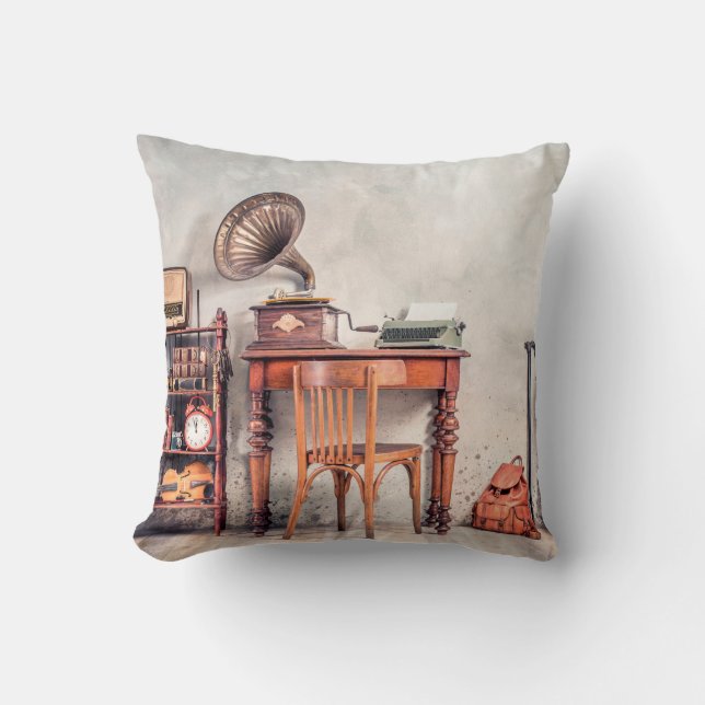 Antiquitätenstuhl, alte Schreibmaschine, Retroradi Kissen (Vorderseite)