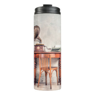 Antiquitätenstuhl, alte Schreibmaschine, Retroradi Thermosbecher