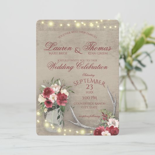 Antler und String Lights Rustic Burgundy Floral I Einladung (Stehend Vorderseite)