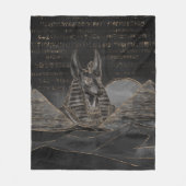 Anubis auf ägyptischer Pyramidelandschaft Fleecedecke (Vorderseite)