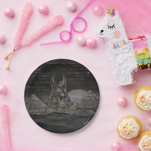 Anubis auf ägyptischer Pyramidelandschaft Pappteller (Party)