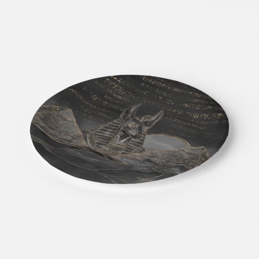 Anubis auf ägyptischer Pyramidelandschaft Pappteller (Schrägansicht)