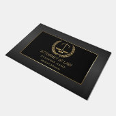 Anwalt bei der Anwaltskanzlei - Schwarz und Gold Fußmatte (Schrägansicht)