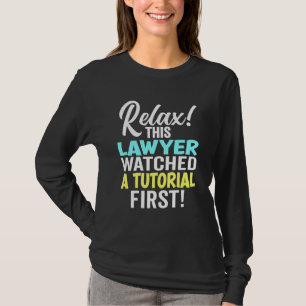 Anwalt sah sich zuerst ein Tutorial an, bevor er d T-Shirt