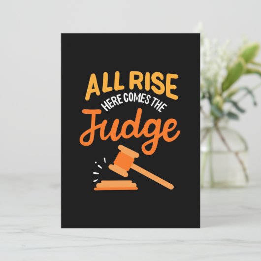 Anwältin hier kommt der Richter Einladung (Stehend Vorderseite)