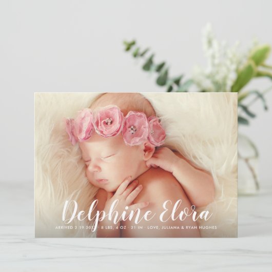 Anweisung Name White Script Baby Girl Foto Birth Ankündigung (Stehend Vorderseite)