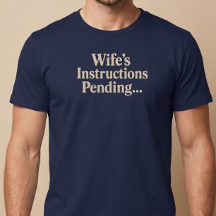 Anweisungen der Ehefrau ausstehend... T-Shirt