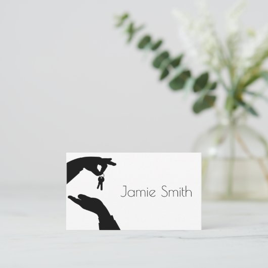 Anwesen Broker Verkaufschlüssel in der Hand Visitenkarte (Stehend Vorderseite)