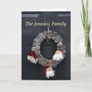 Anzeige des Kranzes vor der Tür Feiertagskarte