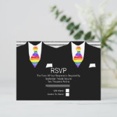 Anzug und Rainbow Krawatte Gay Wedding RSVP Karte (Stehend Vorderseite)