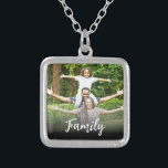 *~* AP42 FAMILY Foto Image Silver Versilberte Kette<br><div class="desc">SQUARE NECKLACE (Suche nach AP42 für ähnliche Designs auf verschiedenen Produkten ) * Energetisch Enhanced Erinnerung Keepake Erinnerungen Gedächtnisfamilie. Laden Sie Ihr Familienbild hoch. Der Text lautet jetzt "FAMILY". Ein Textbereich steht zur Verfügung. Personalisieren Sie die Farbe des Schriftartes , die Größe des Schriftartes und den Ort des Schriftartes. —...</div>