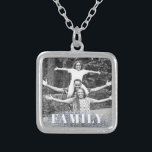 *~* AP42 FAMILY Foto Picture Glitzer Silver Versilberte Kette<br><div class="desc">SQUARE NECKLACE - GLITZER- und Weißblockbuchstaben (Suche nach AP42 für ähnliche Designs auf verschiedenen Produkten ) * Energetisch Verbesserte Erinnerung Keepake Erinnerungen Gedächtnisfamilie. Laden Sie Ihr Familienbild hoch. Der Text lautet jetzt "FAMILY". Ein Textbereich steht zur Verfügung. Personalisieren Sie die Farbe des Schriftartes , die Größe des Schriftartes und den...</div>