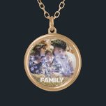 *~* AP42 FAMILY Foto Picture Glitzer Vergoldete Kette<br><div class="desc">ROUND NECKLACE / PENDANT (Suche nach AP42 für ähnliche Designs auf verschiedenen Produkten ) * Energetisch Enhanced Erinnerung Keepake Erinnerungen Gedächtnisfamilie. Foto/Familienfoto. Laden Sie Ihr Familienbild hoch. Der Text lautet jetzt "FAMILY". Ein Textbereich steht zur Verfügung. Personalisieren Sie die Farbe des Schriftartes , die Größe des Schriftartes und den Ort...</div>