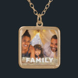 *~* AP42 FAMILY Foto Picture Gold Glitzer Vergoldete Kette<br><div class="desc">SQUARE GOLD NECKLACE - GLITZER und White Block Letters (Suche nach AP42 für ähnliche Designs auf verschiedenen Produkten ) * Energetisch Enhanced Erinnerung Keepake Erinnerungen Gedächtnisfamilie. Laden Sie Ihr Familienbild hoch. Der Text lautet jetzt "FAMILY". Ein Textbereich steht zur Verfügung. Personalisieren Sie die Farbe des Schriftartes , die Größe des...</div>