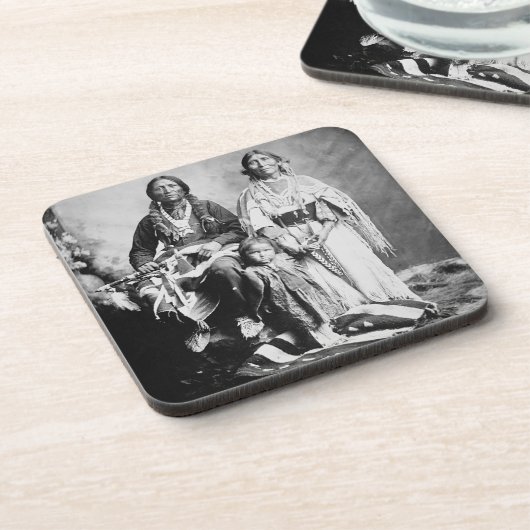 Apache HauptAntonio Maria mit seiner Familie, 1897 Getränkeuntersetzer (Linke Seite)