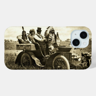 APACHES UND GERONIMO FAHREN MIT EINEM MOTOR-AUTOSE iPhone 15 HÜLLE