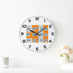 Apartment Gebäude Große Wanduhr<br><div class="desc">Mit dieser einzigartigen Uhr, die mit einem Gebäude aus orangefarbenem und grauem besticht, verleihen Sie der Einrichtung einen urbanen Pop. Das Außendesign besticht durch eine Vielzahl von Fenstern, die jedem Zimmer ein zeitgenössisches und elegantes Ambiente verleihen. Ideal für diejenigen, die moderne Architektur schätzen oder gewollt haben, ihren Zuhause einen Farbtupfer...</div>