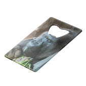 Ape Kapuze ~ Japanischer Gorilla Eating Kreditkarten Flaschenöffner (Vorderseite Schrägansicht)