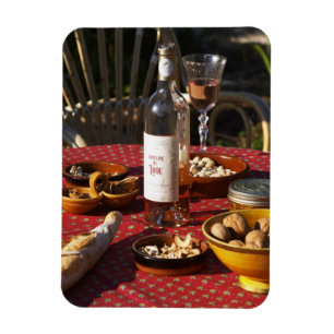 Aperitif und Aperitifs zubereitet: Brot, Oliven, Magnet