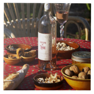 Aperitif und Appetithäppchen vorbereitet: Brot, Ol Fliese