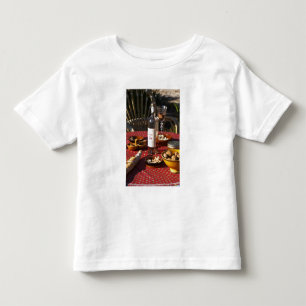 Aperitif und Appetithäppchen vorbereitet: Brot, Ol Kleinkind T-shirt