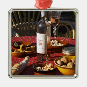 Aperitif und Appetithäppchen vorbereitet: Brot, Ol Silbernes Ornament