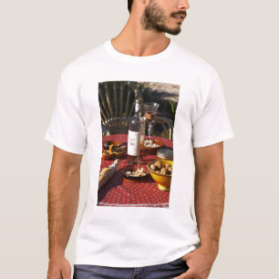 Aperitif und Appetithäppchen vorbereitet: Brot, Ol T-Shirt