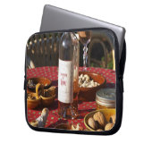 Aperitif und Vorspeisen, zubereitet: Brot, Oliven, Laptopschutzhülle (Vorderseite Links)