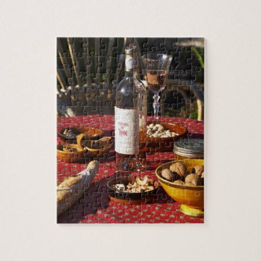 Aperitif und Vorspeisen, zubereitet: Brot, Oliven, Puzzle (Vertikal)