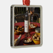 Aperitif und Vorspeisen, zubereitet: Brot, Oliven, Silbernes Ornament (Rechts)