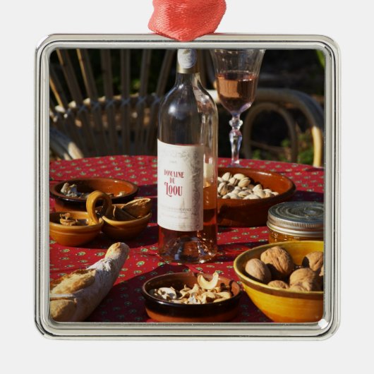 Aperitif und Vorspeisen, zubereitet: Brot, Oliven, Silbernes Ornament (Vorne)