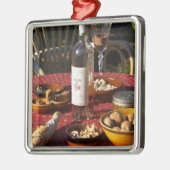 Aperitif und Vorspeisen, zubereitet: Brot, Oliven, Silbernes Ornament (Links)