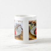Äpfel in einer Silberschüssel Kaffeetasse (Mittel)