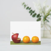 Apfel isst orange postkarte (Stehend Vorderseite)