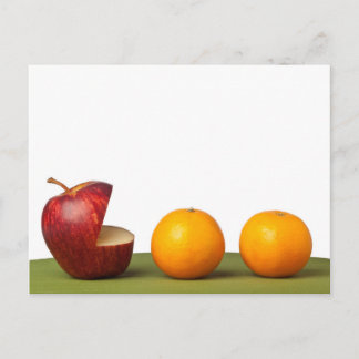 Apfel isst orange postkarte