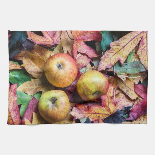 Äpfel und Herbstblätter Handtuch (Horizontal)