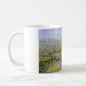 Apfelbäume in Bloom (von Claude Monet) Kaffeetasse (Links)