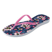 Apfelblüte auf dunkelblau badesandalen (Schrägansicht)