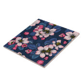 Apfelblüte auf dunkelblau fliese (Seite)