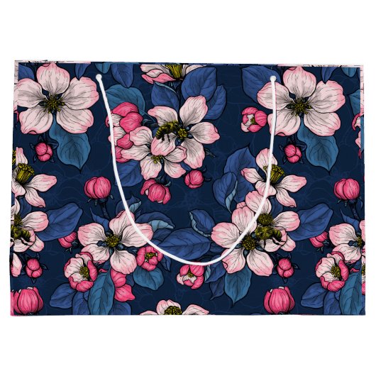 Apfelblüte auf dunkelblau große geschenktüte (Rückseite)