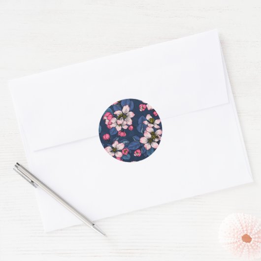 Apfelblüte auf dunkelblau runder aufkleber (Umschlag)