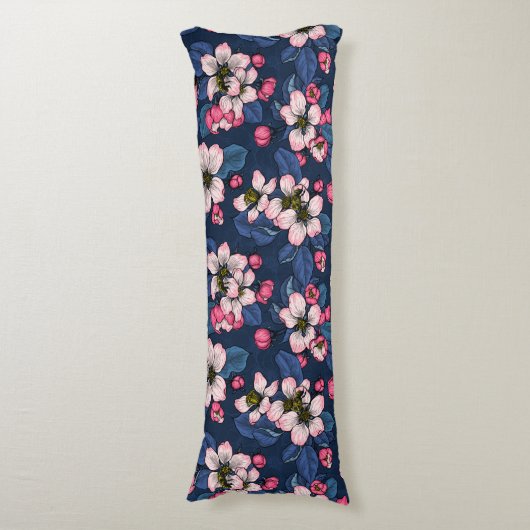 Apfelblüte auf dunkelblau seitenschläferkissen (Vorderseite Vertikal)